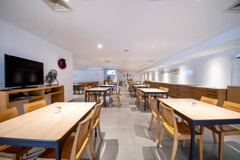 TV a/nebo společenská místnost v ubytování Hotel Plaza Génova Centro