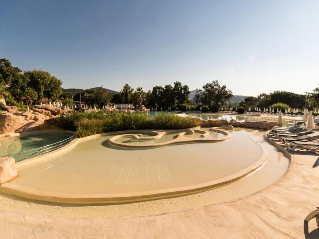 Basen w obiekcie Les Appartements aux Restanques du Golfe de St Tropez - maeva Home - Appartement 3 Pièces 6 Personnes - Sélection - vue Mer MAE-6504 lub w pobliżu