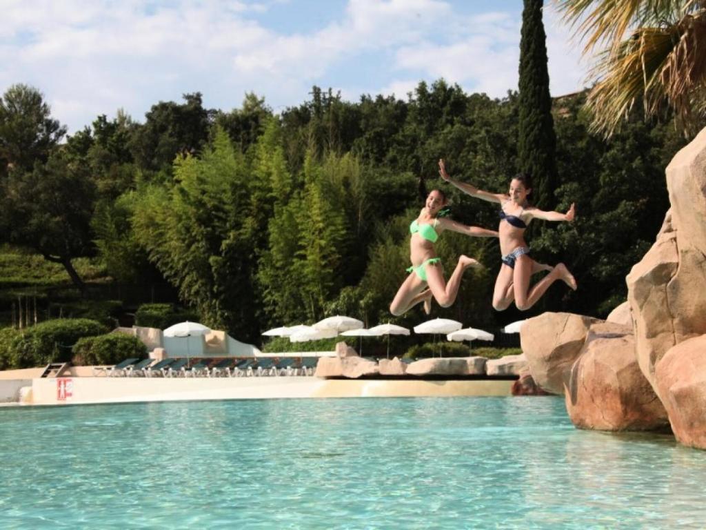 Basen w obiekcie Les Appartements aux Restanques du Golfe de St Tropez - maeva Home - Appartement 3 Pièces 6 Personnes - Sélection - vue Mer MAE-6504 lub w pobliżu