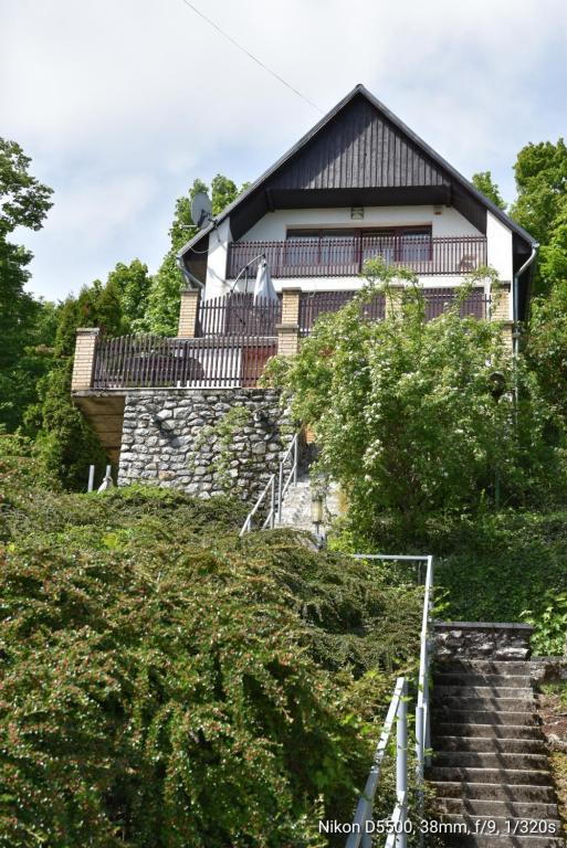 una casa en la cima de una colina con escaleras en Traumhaftes Ferienhaus im Buchengebirge, en Bükkszentkereszt