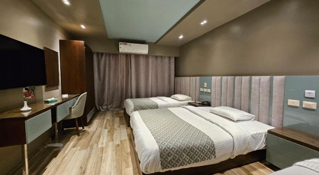 Postel nebo postele na pokoji v ubytování Grand Bayan Hotel & Apt at Nile Plaza