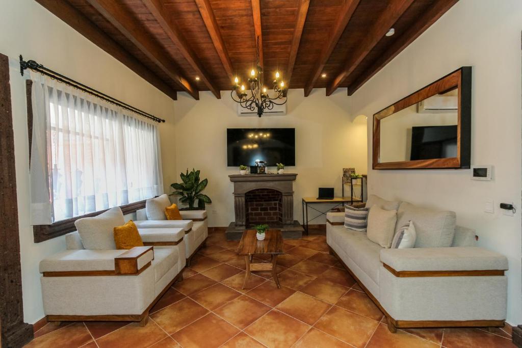 TV a/nebo společenská místnost v ubytování Five Queens Boutique Hotel