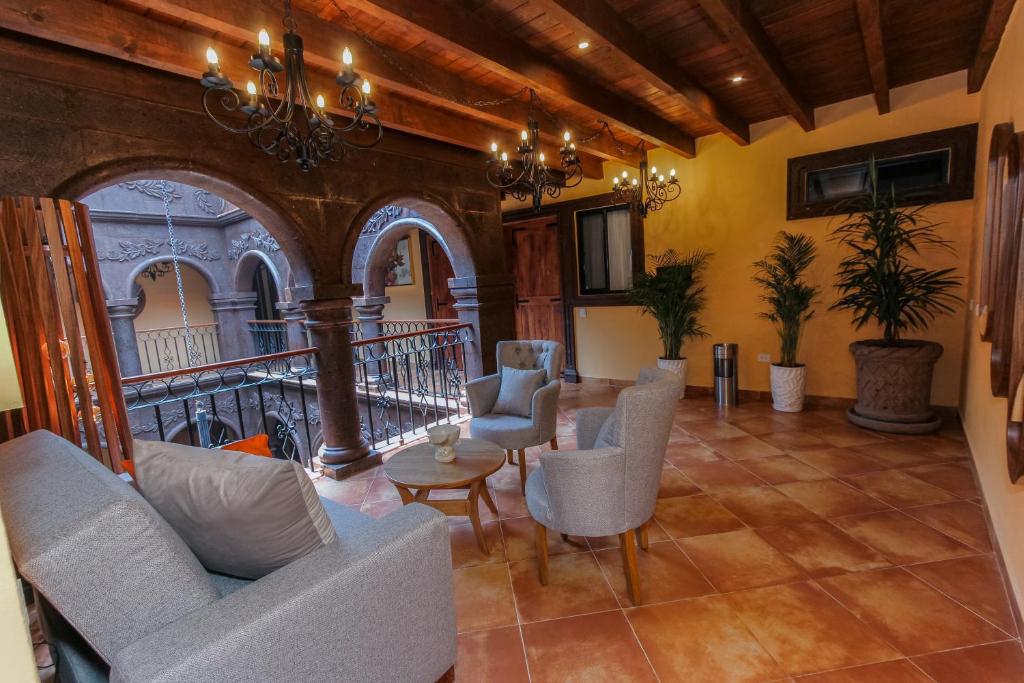 Posezení v ubytování Five Queens Boutique Hotel