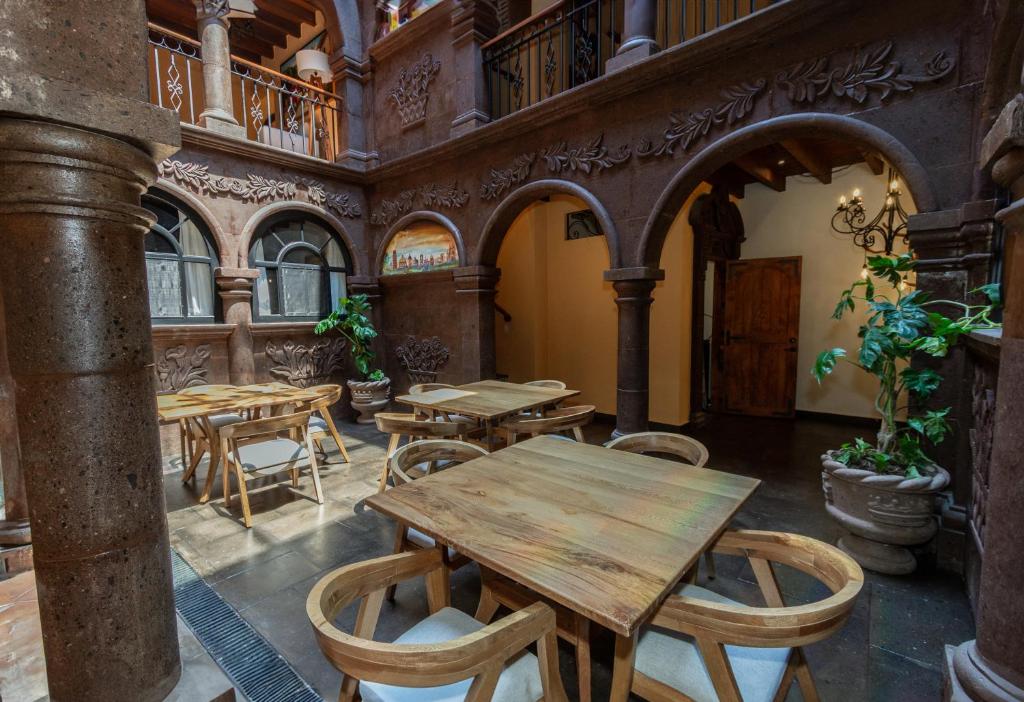 Restaurace v ubytování Five Queens Boutique Hotel