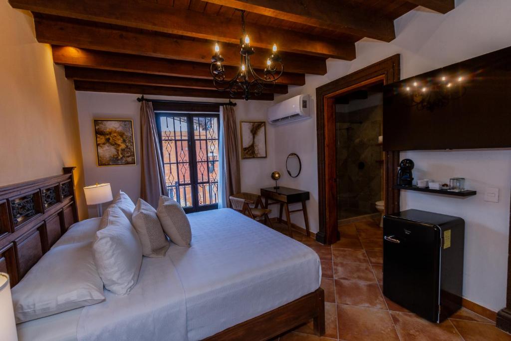 Postel nebo postele na pokoji v ubytování Five Queens Boutique Hotel