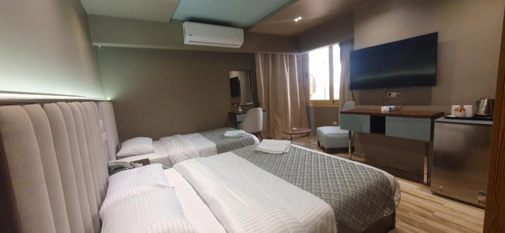 Postel nebo postele na pokoji v ubytování Grand Bayan Hotel & Apt at Nile Plaza