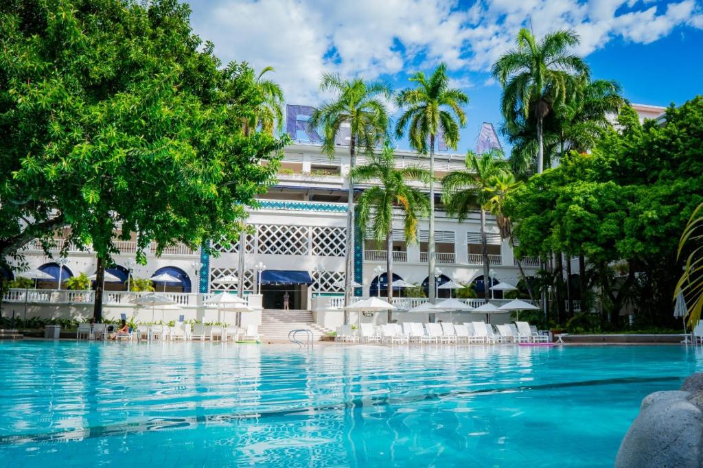 una piscina frente a un hotel en Hotel Tocarema en Girardot