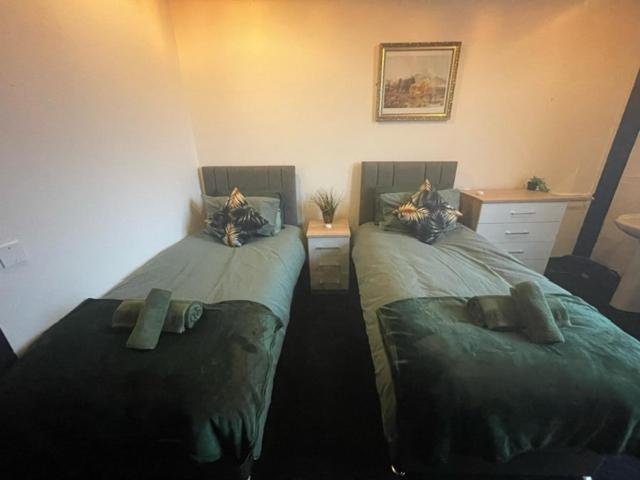 Uma cama ou camas num quarto em Carlton Hotel