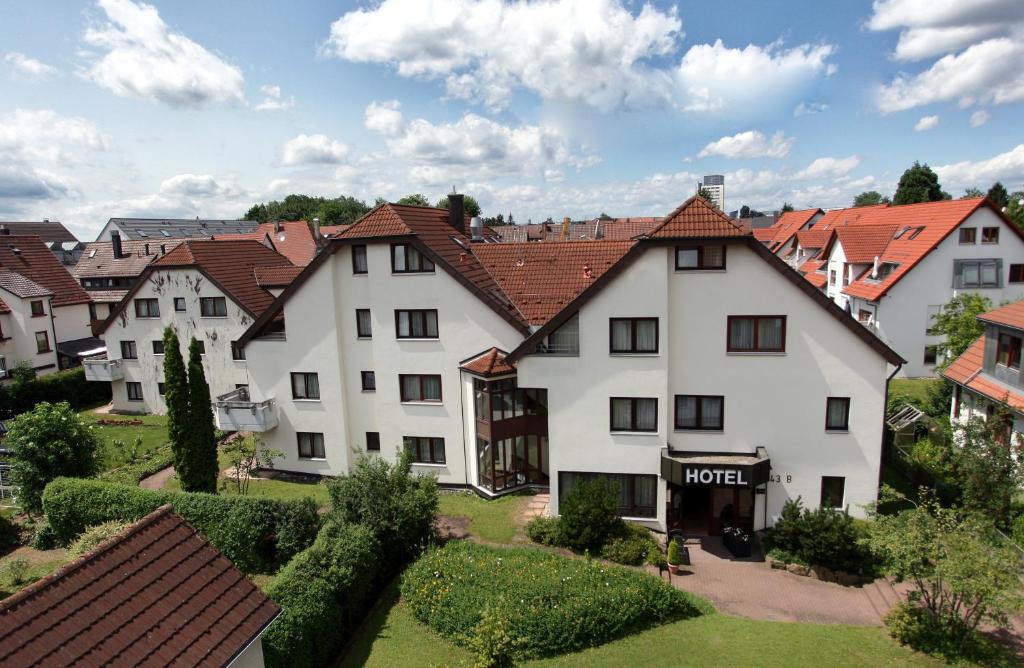 uma fila de casas brancas numa cidade em Hotel Flora Möhringen em Stuttgart