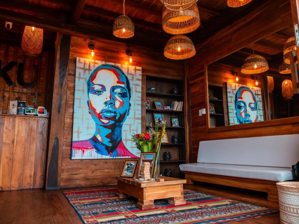 una habitación con una pintura de una mujer en la pared en Yaku Hostel, en Playa Mendiguaca