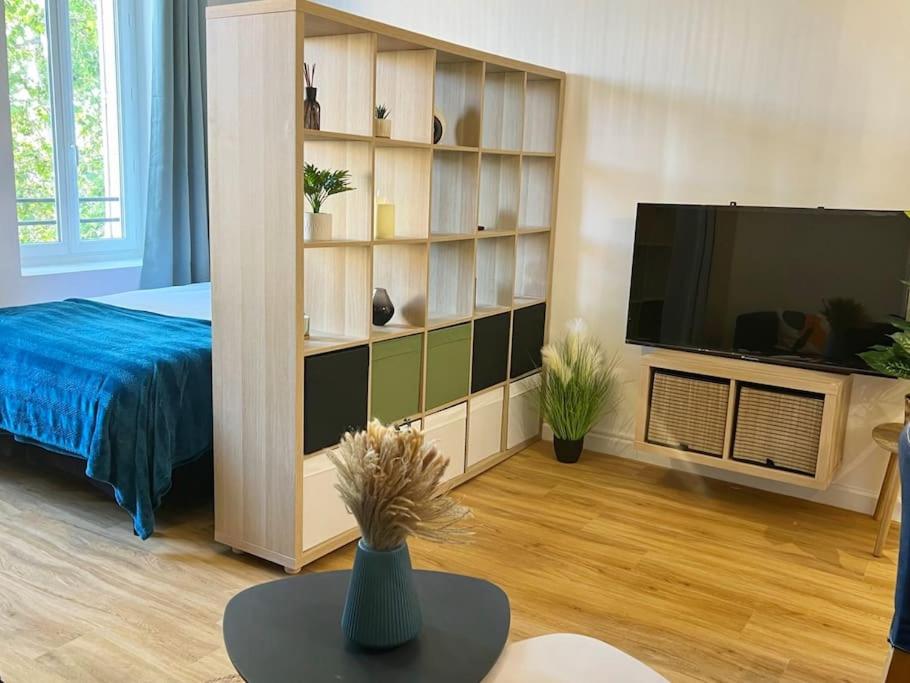 d'un salon avec une télévision à écran plat et d'une chambre. dans l'établissement Agréable Studio refait à neuf, Centre historique, à Avignon