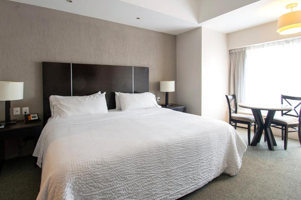 Postel nebo postele na pokoji v ubytování Hotel Plaza Génova Centro