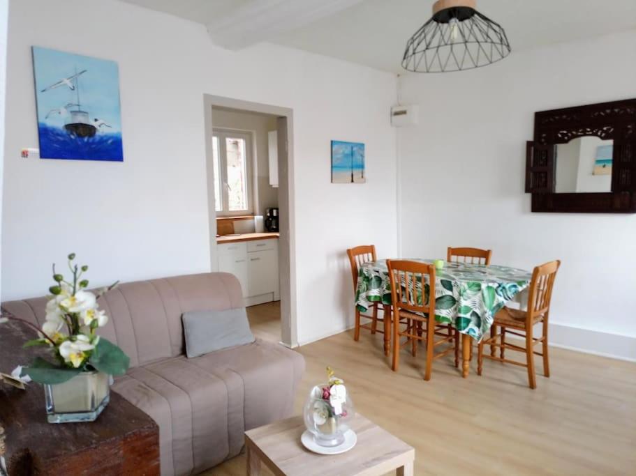 un salon avec un canapé et une table dans l'établissement Bienvenue chez vous, à Honfleur