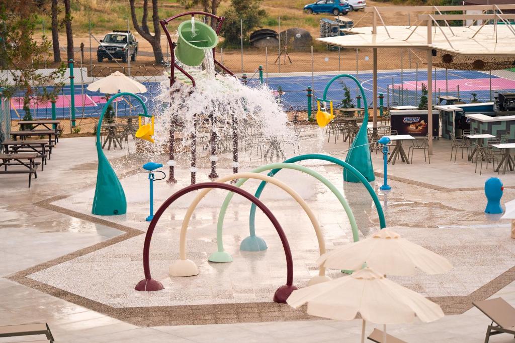 Bazén v ubytovaní Zoe Hotel, Trypiti Beach Resort & Hive water park alebo v jeho blízkosti