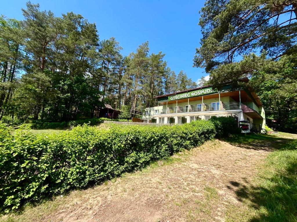 una casa grande con un seto delante de ella en Gościniec Rospuda, en Augustów
