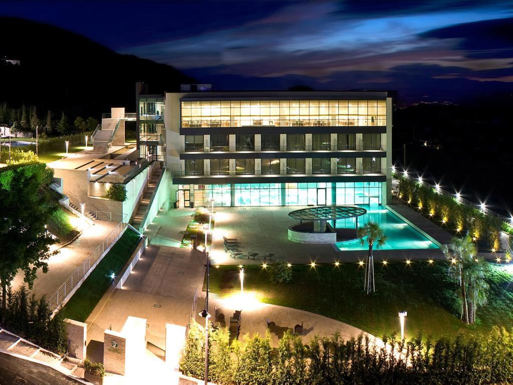 un edificio con una piscina delante de él por la noche en Fonte Del Benessere Resort, en Castelpetroso