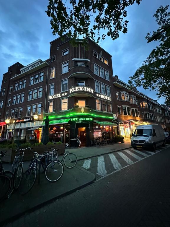 鹿特丹的住宿－Flex-Inn，一座建筑前面停放着自行车