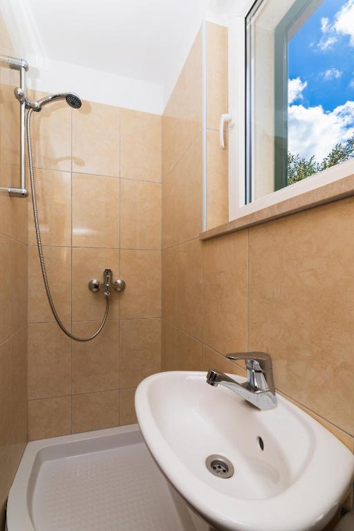 Koupelna v ubytování VILLA AGAPE - Three bedroom villa on 15k m2 olive grove - Incredible 360 view - Free parking - Private pool and jacuzzi