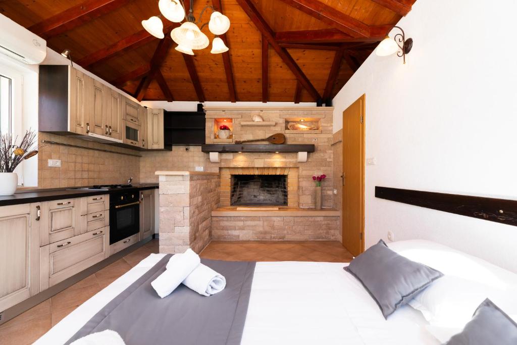 Kuchyň nebo kuchyňský kout v ubytování VILLA AGAPE - Three bedroom villa on 15k m2 olive grove - Incredible 360 view - Free parking - Private pool and jacuzzi