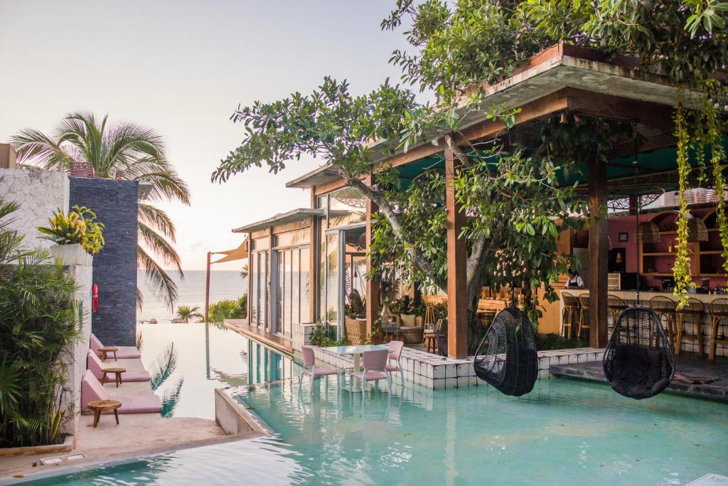 un complexe avec une piscine et une maison dans l'établissement Mi Amor Boutique Hotel-Adults Only, à Tulum