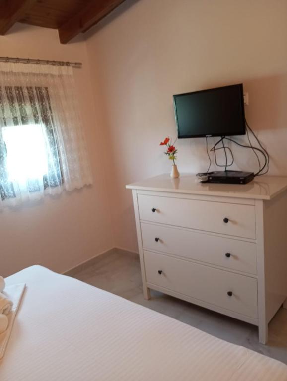 TV a/nebo společenská místnost v ubytování Lampos House Vourvourou