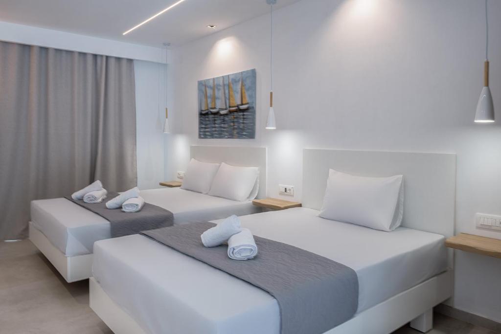 Postel nebo postele na pokoji v ubytování Evriali Seaside Rooms