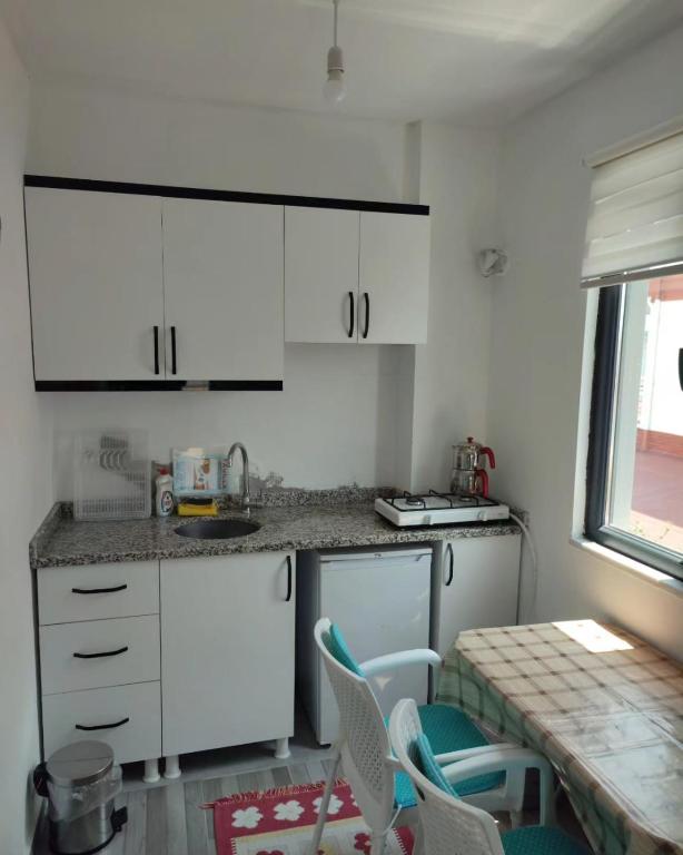 BAZYEL APART OTEL - Sala Familiar Con Vista Al Jardín