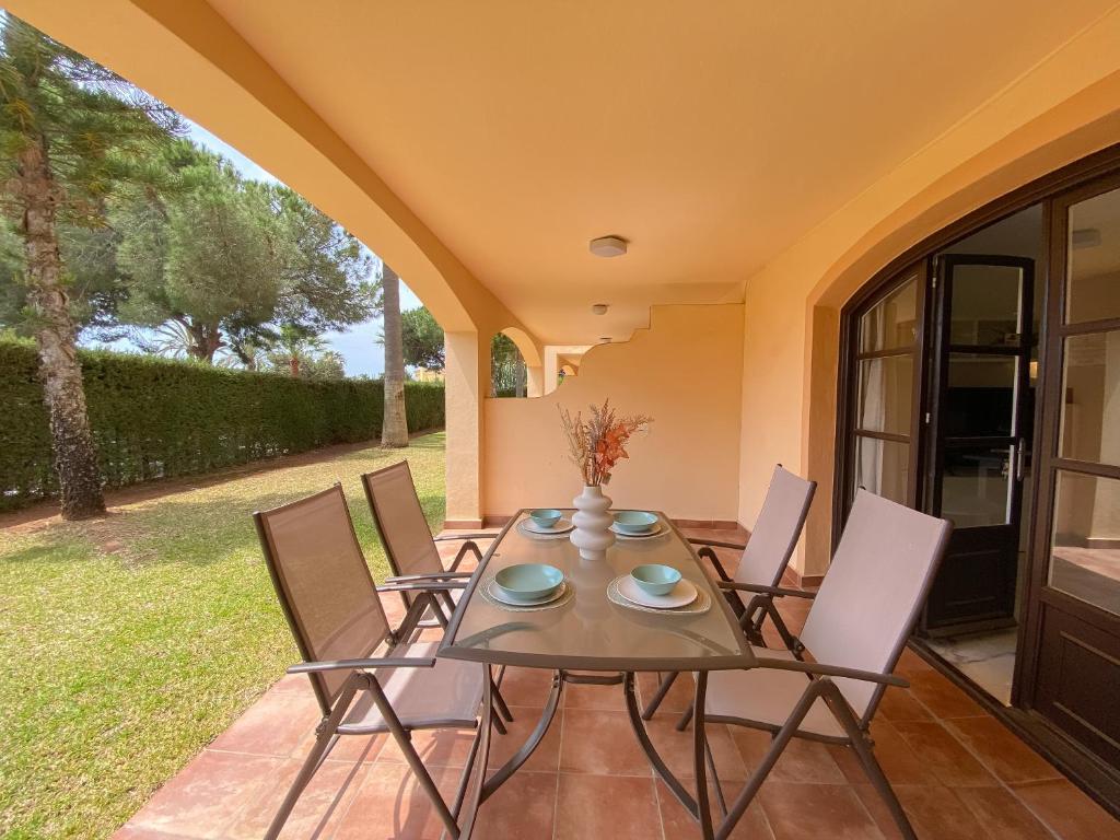une salle à manger avec une table et des chaises sur une terrasse dans l'établissement Great Duplex Apartment in Marbesa, à Marbella