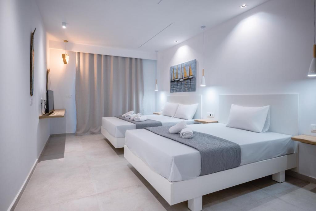 Postel nebo postele na pokoji v ubytování Evriali Seaside Rooms