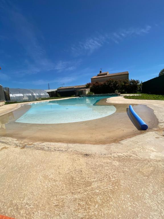 une piscine d'eau avec un tube bleu au milieu dans l'établissement Appartement dans maison familiale, à Saint-Laurent-du-Var