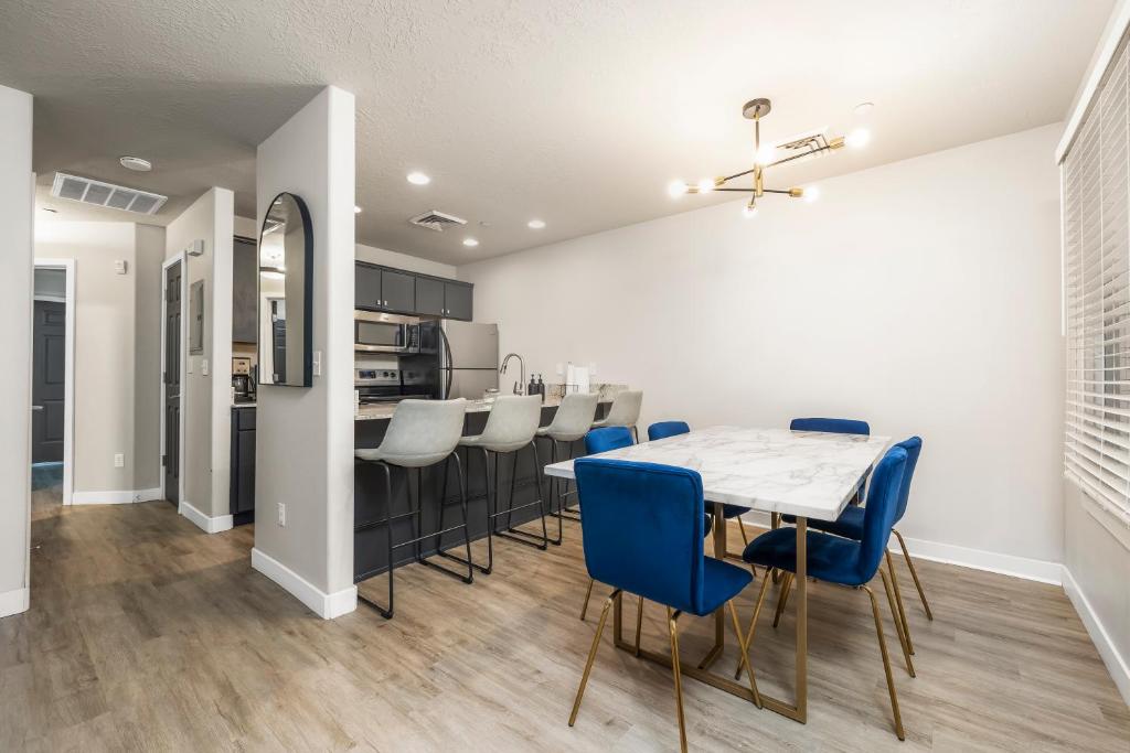 cocina y comedor con mesa y sillas en Cozy Condo Downtown Salt Lake City, en Salt Lake City