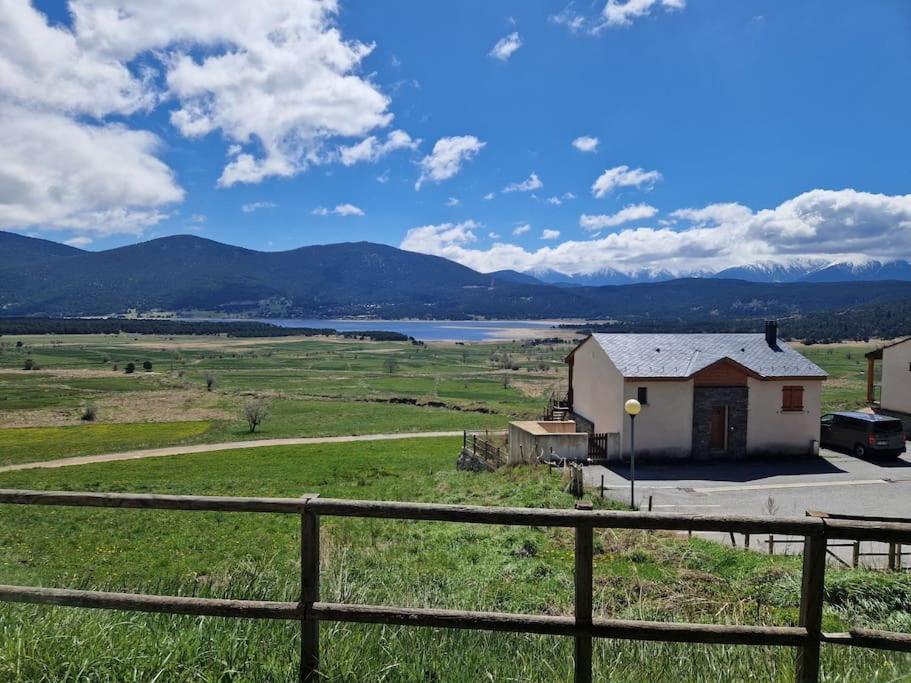 une ferme avec vue sur un lac et les montagnes dans l'établissement T2 très bien placé aux Angles, aux Angles