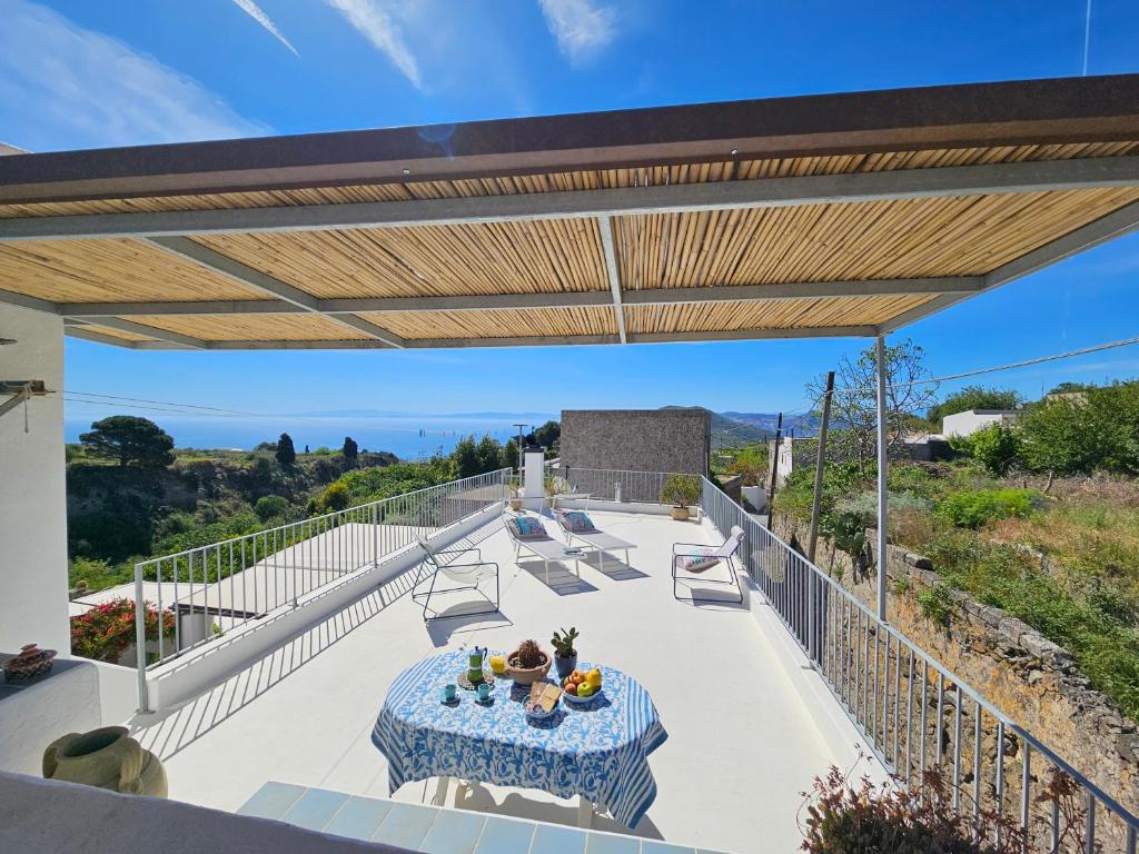 d'une terrasse avec une table et des chaises sur un balcon. dans l'établissement Villa Margot, à Lipari