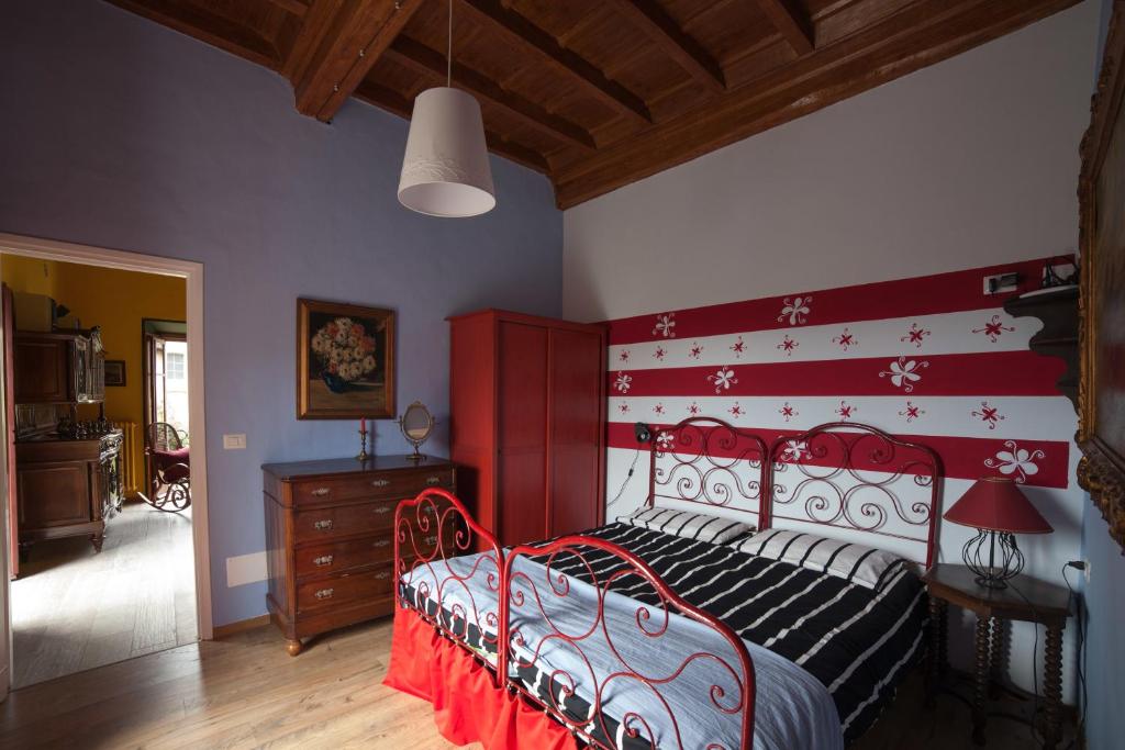 Schlafzimmer mit einem Bett mit rotem Kopfteil in der Unterkunft All'Antico Convento in Cannero Riviera