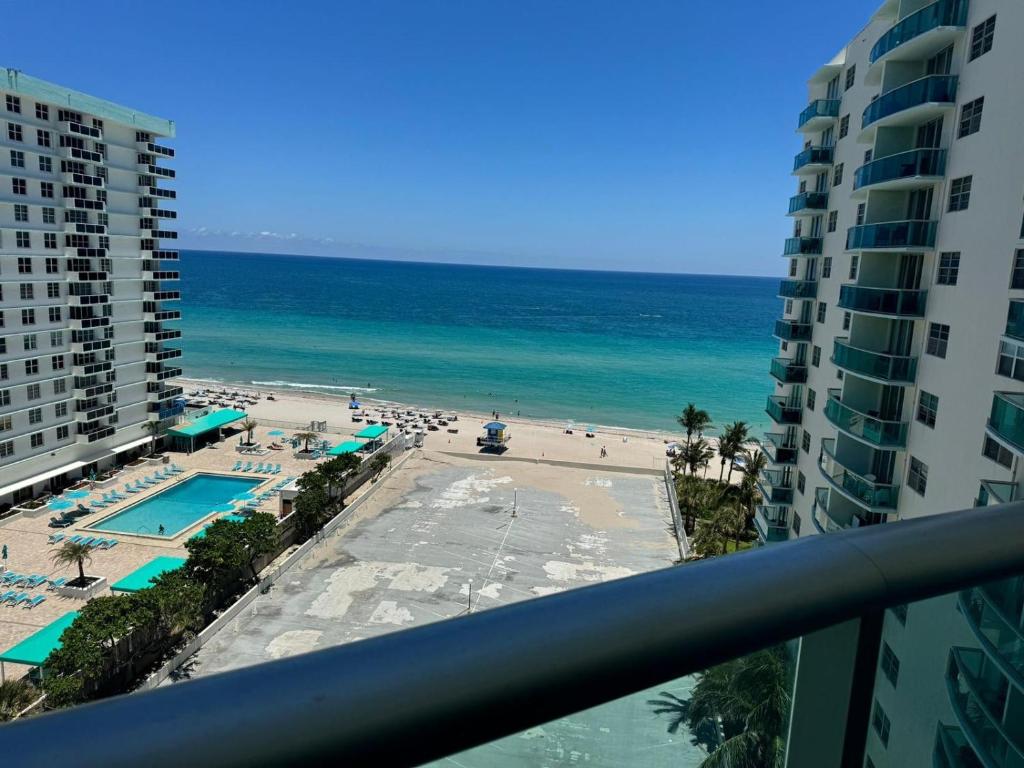 Modern ocean view 1 bedroom direct beach access, Hollywood (updated ...