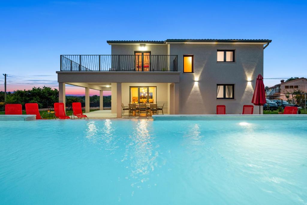 une grande piscine en face d'une maison dans l'établissement Holiday Home Family Love, à Labin