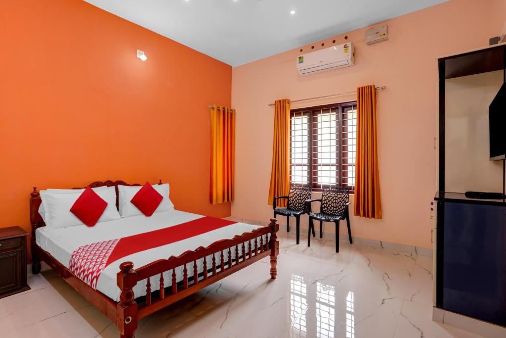 A bed or beds in a room at OYO Flagship SIVANANDA HOMESTAY