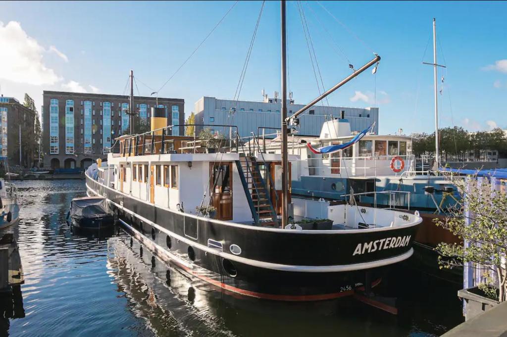 Afbeelding uit fotogalerij van Unieke Historische Woonboot In Amsterdam in Amsterdam