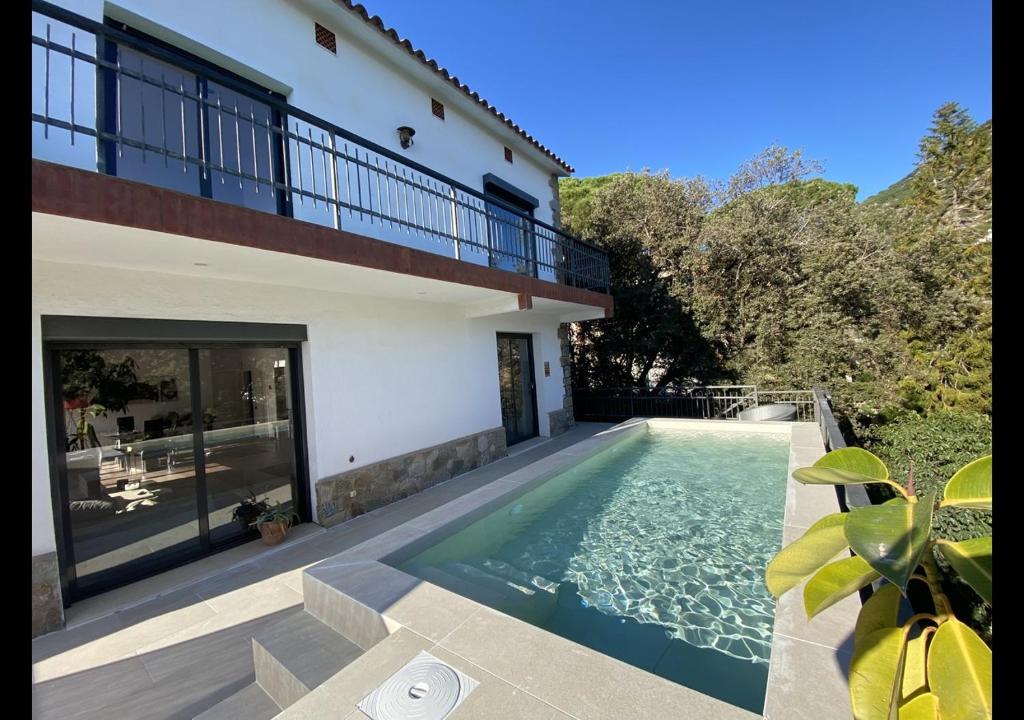 Bazén v ubytování Villa Burriac with Private Pool, Costa Maresme, 20 minutes from Barcelona nebo v jeho okolí