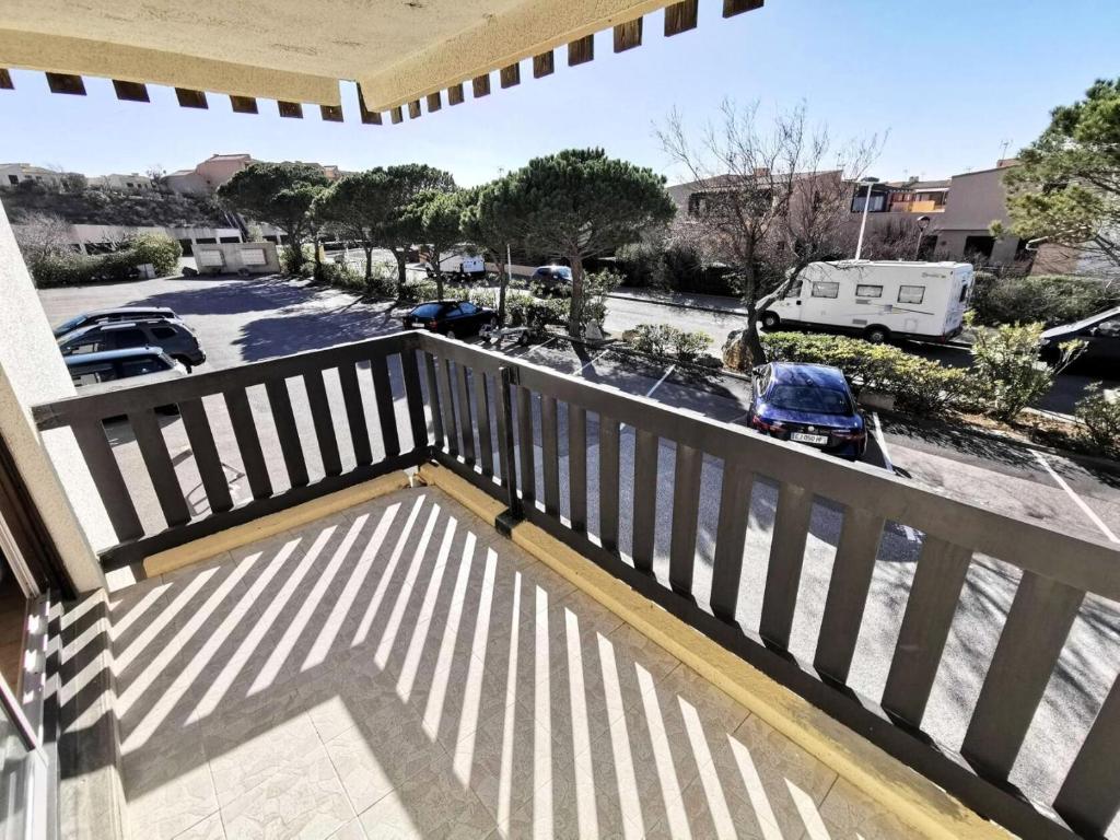Elle comprend un balcon avec une balustrade en bois et un parking. dans l'établissement Résidence Maryland 1 Et 2 - 3 Pièces 6 couchages PORT LEUCATE. Réf: 1MRL_24 MAE-5664, à Port-Leucate