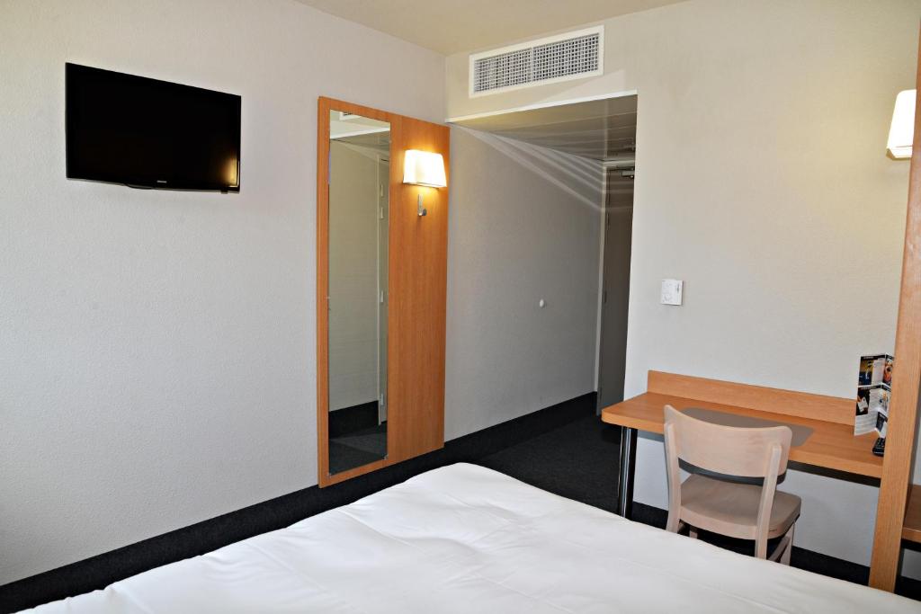 TV a/nebo společenská místnost v ubytování B&B HOTEL Alès - Pôle Mécanique