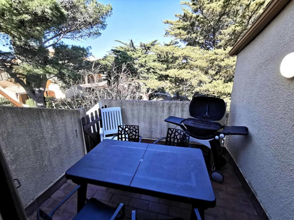 - une table de pique-nique et un barbecue sur la terrasse dans l'établissement Résidence Equateur - APPT T2 CAB OU MEZZ 6 couchages PORT LEUCATE. Réf: 2MS3_216 MAE-6754, à Port-Leucate