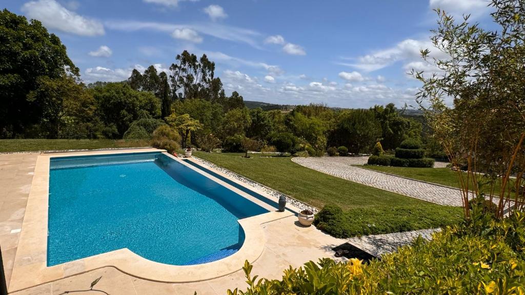uma piscina no meio de um quintal em Casa Floravista em Bombarral
