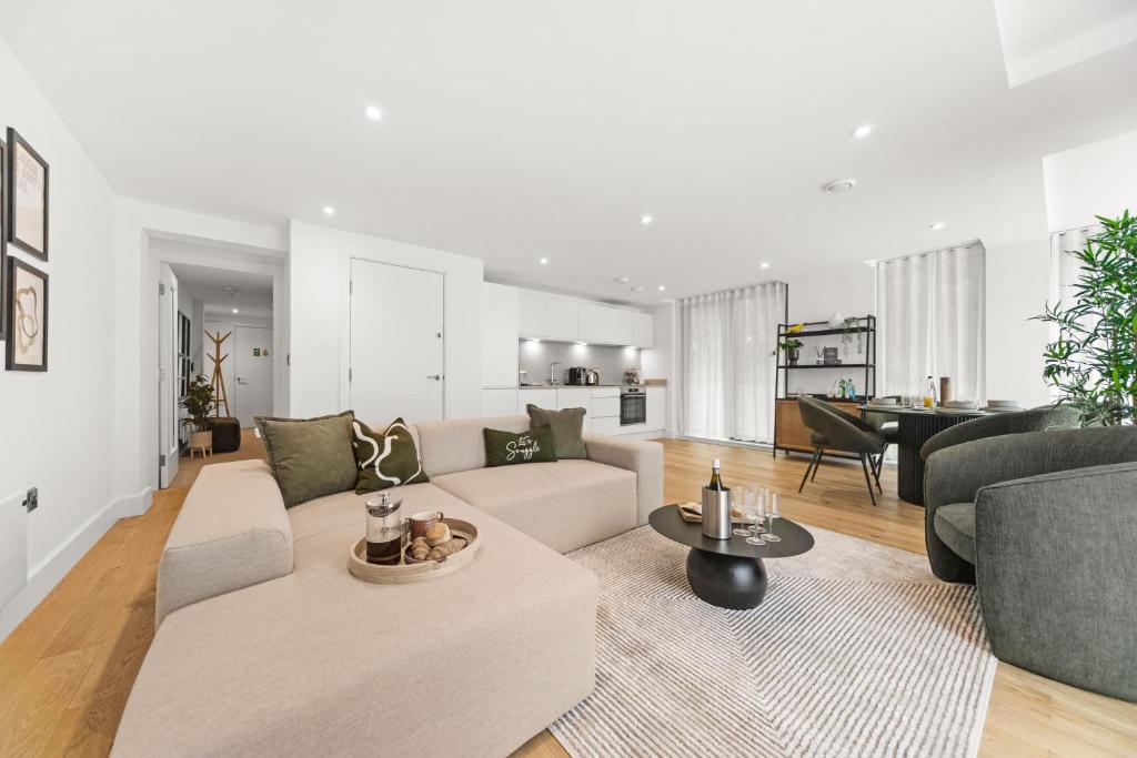 una sala de estar con un sofá y una mesa en Atlas House Five, en Harrogate