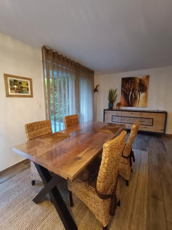 une salle à manger avec une table et des chaises en bois dans l'établissement Urban Retreat, classé 3 étoiles, à Ebersheim