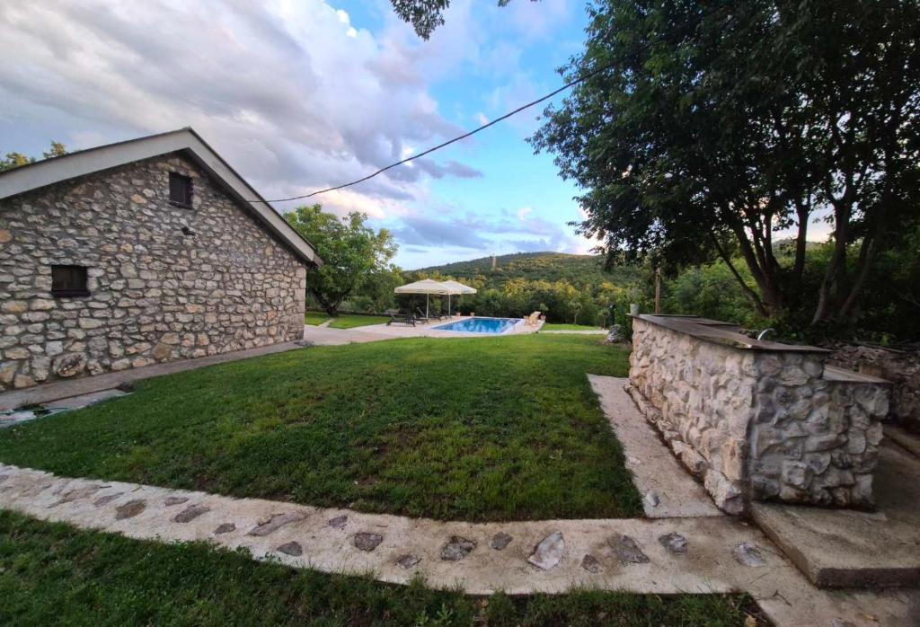 Bazén v ubytování Holiday home Zlatna Glavica nebo v jeho okolí