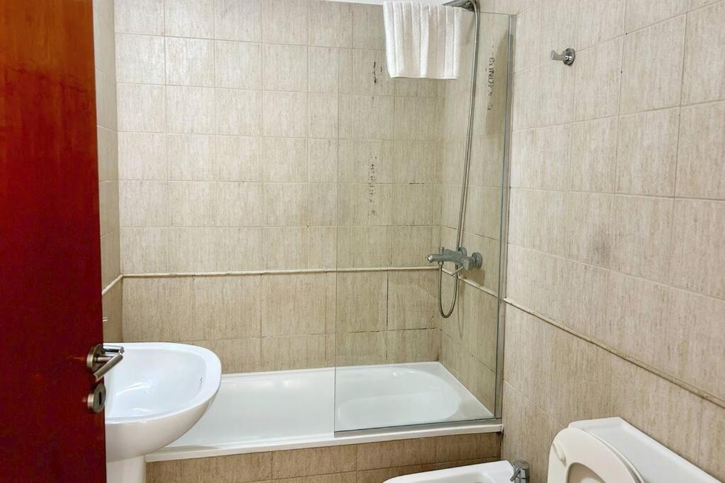 ブエノスアイレスにあるFk Alojamientos Parque Patriciosの浴槽、洗面台、トイレを備えたバスルーム