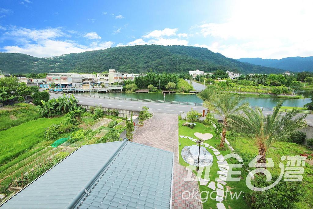 Una vista de la alberca en 山水包棟民宿 o alrededores