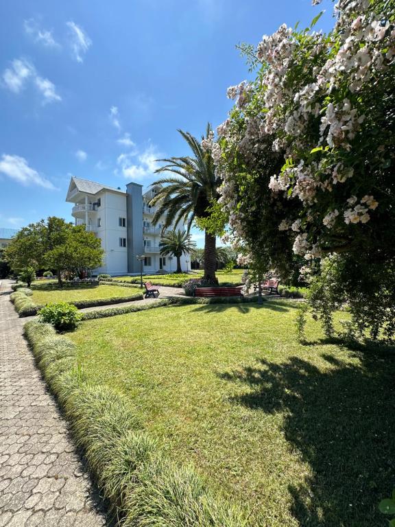 Zahrada ubytování Claude Monet beach hotel