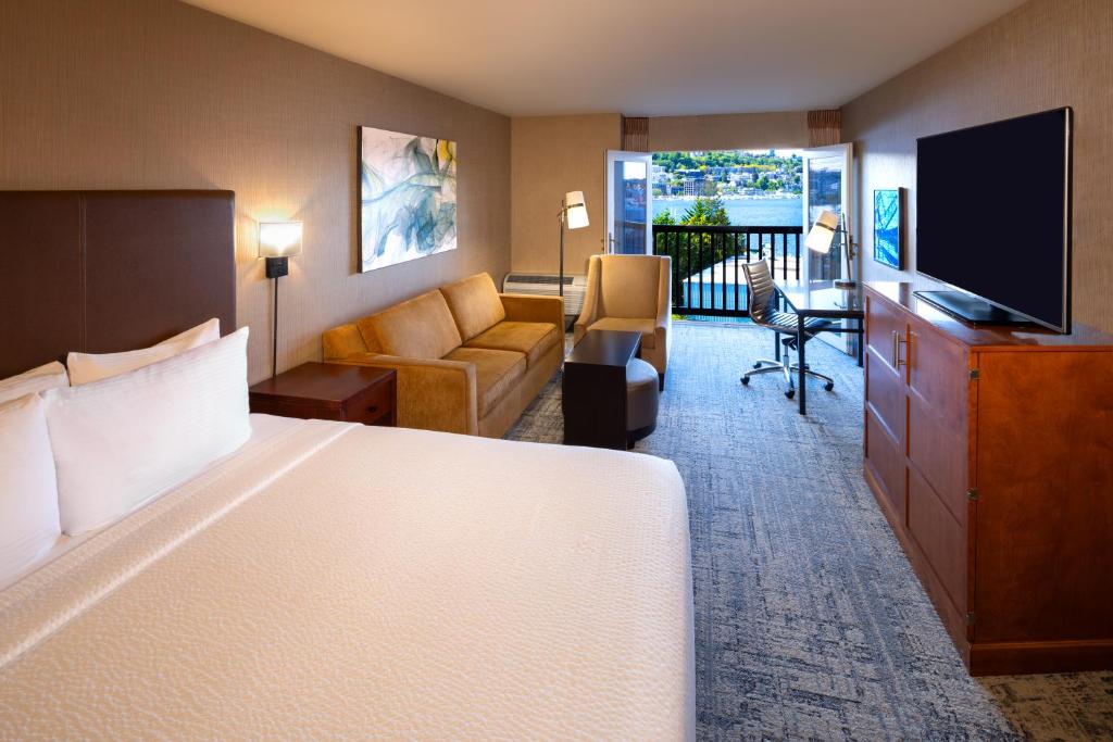 una camera d'albergo con letto e soggiorno di Silver Cloud Hotel - Seattle Lake Union a Seattle